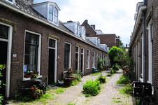 904748 Gezicht op de huizen Kruisdwarsstraat 35 (links) -lager te Utrecht.